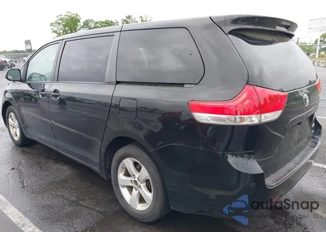 2012 Toyota Sienna Base 7 Passenger/Le 8 Passenger z USA, uszkodzony, nr VIN 5TDKA3DC7CS013826